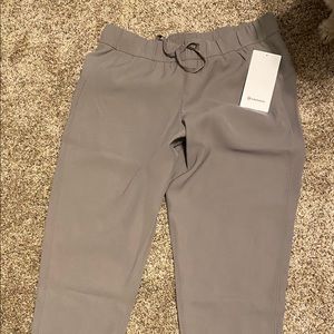 LuLulemon On the Fly Jogger Woven Sz 10 NWT